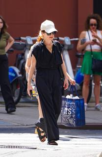 Julianne Moore feet photo thumbnail