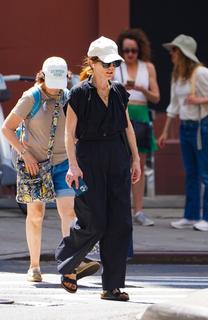 Julianne Moore feet photo thumbnail