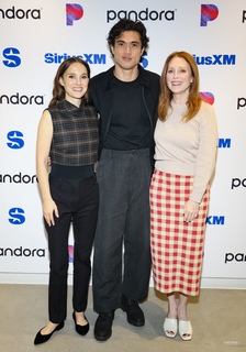 Julianne Moore feet photo thumbnail