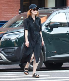 Julianne Moore feet photo thumbnail