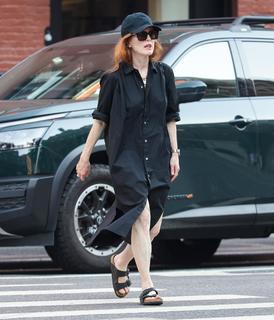 Julianne Moore feet photo thumbnail