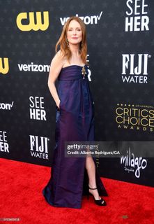 Julianne Moore feet photo thumbnail