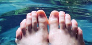 Julie Ann Emery feet photo thumbnail