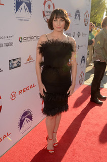Julie Ann Emery feet photo thumbnail