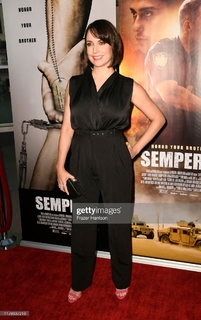 Julie Ann Emery feet photo thumbnail