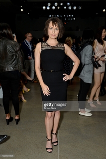 Julie Ann Emery feet photo thumbnail