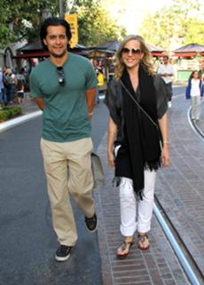 Julie Benz feet photo thumbnail