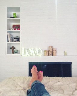 Julie Benz feet photo thumbnail