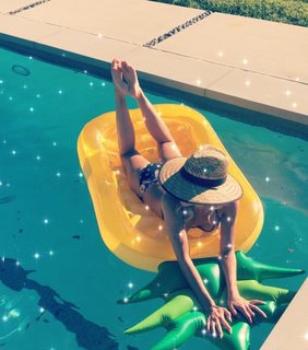 Julie Benz feet photo thumbnail