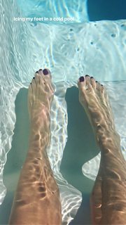 Julie Benz feet photo thumbnail