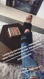 Julie Benz feet photo thumbnail