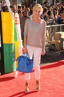 Julie Bowen feet photo thumbnail