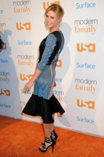 Julie Bowen feet photo thumbnail