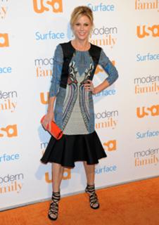 Julie Bowen feet photo thumbnail