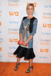 Julie Bowen feet photo thumbnail
