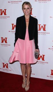Julie Bowen feet photo thumbnail