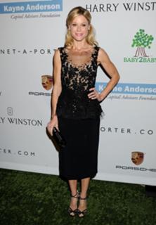 Julie Bowen feet photo thumbnail