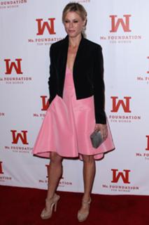 Julie Bowen feet photo thumbnail