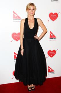 Julie Bowen feet photo thumbnail