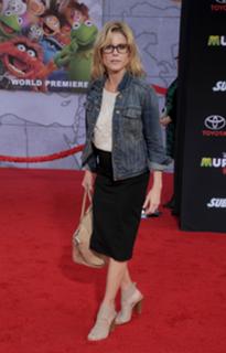Julie Bowen feet photo thumbnail
