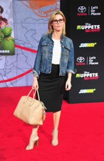 Julie Bowen feet photo thumbnail
