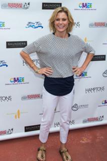 Julie Bowen feet photo thumbnail