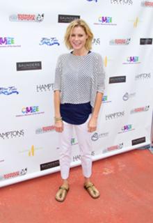 Julie Bowen feet photo thumbnail