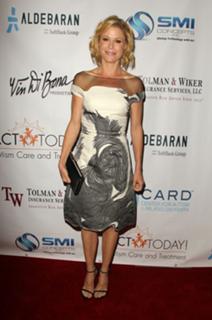 Julie Bowen feet photo thumbnail