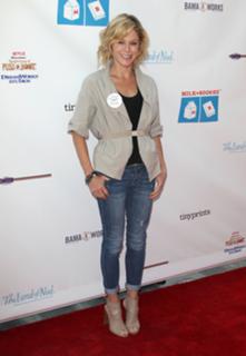Julie Bowen feet photo thumbnail