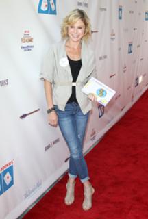 Julie Bowen feet photo thumbnail