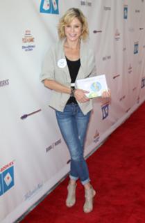 Julie Bowen feet photo thumbnail