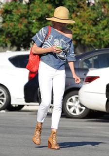 Julie Bowen feet photo thumbnail