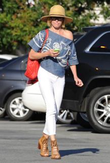 Julie Bowen feet photo thumbnail