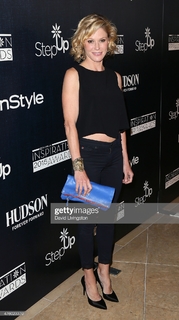 Julie Bowen feet photo thumbnail