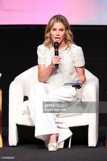 Julie Bowen feet photo thumbnail