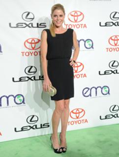 Julie Bowen feet photo thumbnail