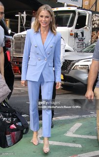 Julie Bowen feet photo thumbnail