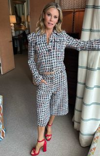 Julie Bowen feet photo thumbnail