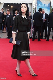 Julie Dreyfus feet photo thumbnail