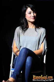 Julie Estelle feet photo 1