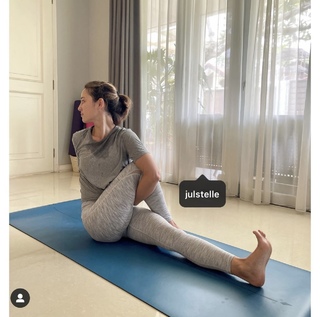 Julie Estelle feet photo 10