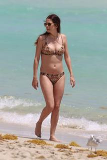 Julie Gonzalo feet photo thumbnail