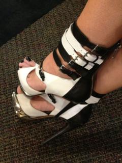 Julie Gonzalo feet photo thumbnail