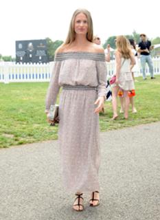 Julie Henderson feet photo 10