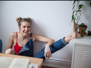 Julie Nolke feet photo thumbnail