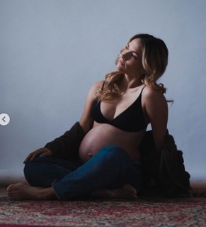 Julie Nolke feet photo thumbnail