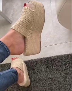 Julie Ricci feet photo 4