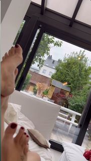 Julie Taton feet photo 8