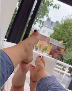 Julie Taton feet photo 5