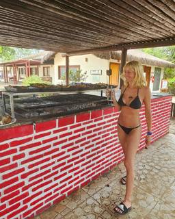 Julieta Prandi feet photo thumbnail